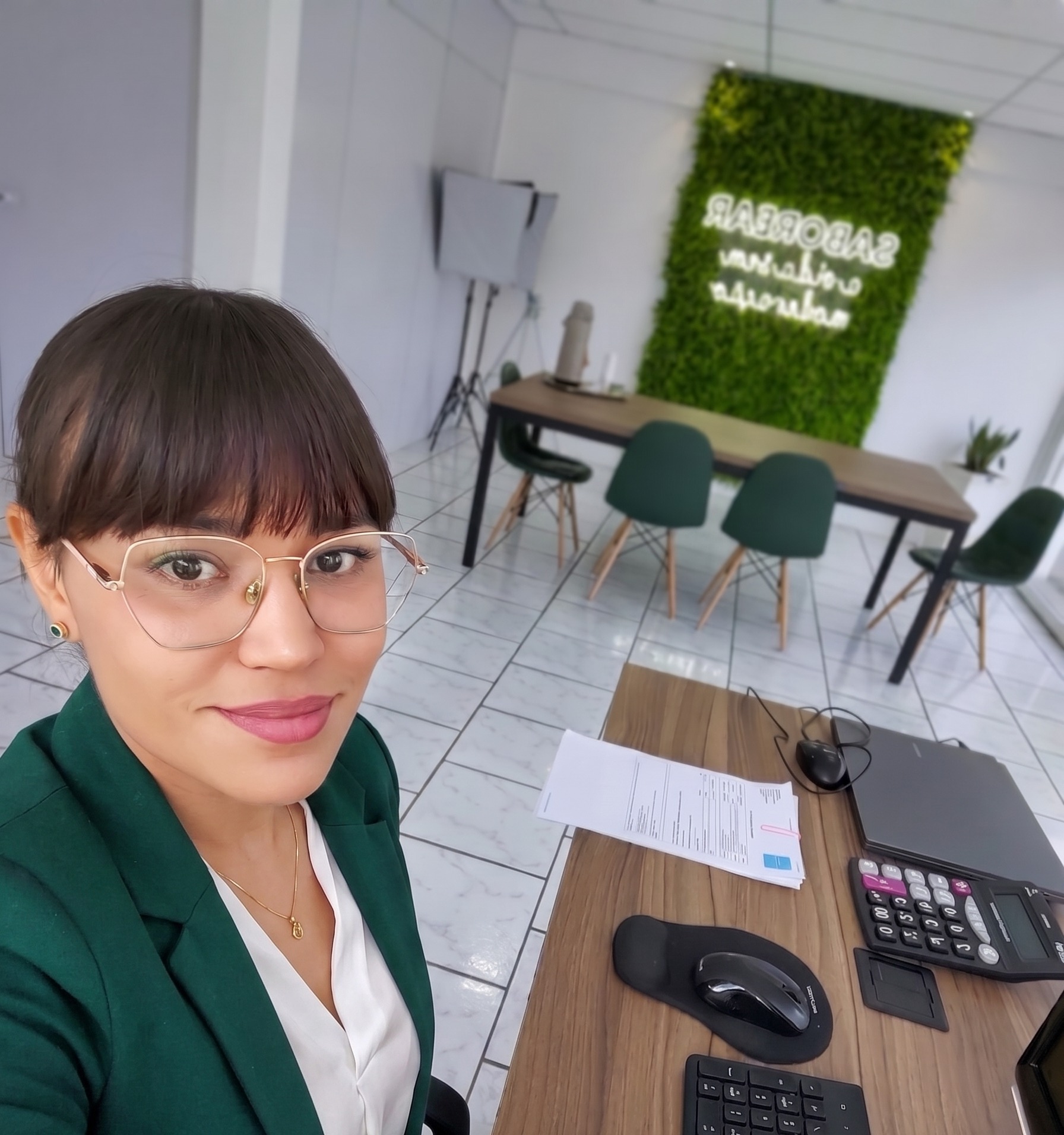 Joseane Morgana em seu ambiente de trabalho